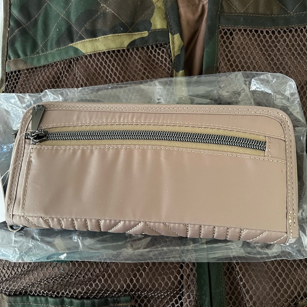 Lug Straddle Wristlet RFID Wallet NWT Taupe - Picture 4 of 6